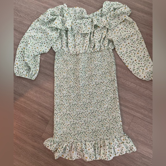 Dresses & Skirts - Women's | medium | green floral dress 🌸